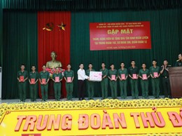 Lãnh đạo phường Dương Nội thăm, động viên, tặng quà tân binh tại Trung đoàn 102, Sư đoàn 308