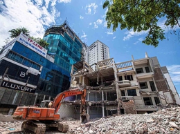 Máy xúc, xe tải ngày đêm làm việc, tháo dỡ công trình làm Vành đai 2,5