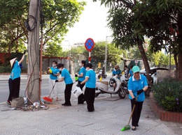 Gần 120 cán bộ, hội viên phụ nữ phường Hà Đông ra quân bóc xóa quảng cáo rao vặt trái phép