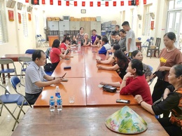 Xã Thanh Trì hỗ trợ lưu động xác thực thuê bao di động, thúc đẩy chuyển đổi số đến từng thôn, xóm