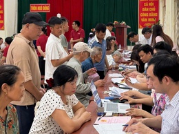 NGAY LÚC NÀY TẠI NHÀ VĂN HOÁ THÔN NGÔ ĐỒNG, BAN QUẢN LÝ DỰ ÁN ĐẦU TƯ HẠ TẦNG PHỐI HỢP  ĐANG LÀM CÁC THỦ TỤC CHI TRẢ CHO 136 HỘ DÂN THÔN NGÔ ĐỒNG