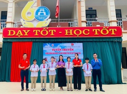 Phường Tùng Thiện tuyên truyền phòng chống đuối nước, tai nạn thương tích và trao quà nhân đạo cho học sinh Trường THCS Thanh Mỹ