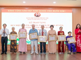 97 đảng viên phường Cầu Giấy nhận Huy hiệu Đảng đợt 19-5: Dấu son của niềm tin, bản lĩnh và sự cống hiến