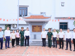 CÁC ĐỒNG CHÍ LÃNH ĐẠO XÃ THƯ LÂM TỔ CHỨC DÂNG HƯƠNG, THAM QUAN KHU LƯU NIỆM TỔNG BÍ THƯ NGUYỄN VĂN CỪ