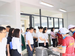 ĐOÀN GIÁM SÁT BAN VĂN HÓA – XÃ HỘI HĐND XÃ THƯ LÂM KIỂM TRA CÔNG TÁC BẢO ĐẢM VỆ SINH AN TOÀN THỰC PHẨM TẠI TRƯỜNG TIỂU HỌC VÂN HÀ