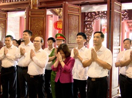CÁC ĐỒNG CHÍ LÃNH ĐẠO XÃ THƯ LÂM TỔ CHỨC LỄ DÂNG HƯƠNG NHÂN KỶ NIỆM 136 NĂM NGÀY SINH CHỦ TỊCH HỒ CHÍ MINH