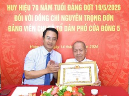 Đảng uỷ phường Hoàn Kiếm trao tặng Huy hiệu 70 năm tuổi Đảng đợt 19/5/2026 đối với đảng viên Nguyễn Trọng Đờn, Chi bộ Tổ dân phố Cửa Đông 5