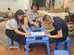 Cầu Giấy: Xử phạt 35 triệu đồng cơ sở kinh doanh lấn chiếm ngõ 79 Cốm Vòng