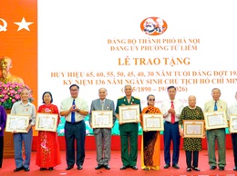 Phường Từ Liêm trao Huy hiệu Đảng đợt 19/5 cho 125 đảng viên