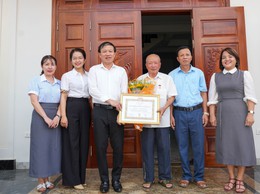 ĐỒNG CHÍ BÍ THƯ ĐẢNG ỦY XÃ HƯNG ĐẠO TRAO HUY HIỆU ĐẢNG TẠI GIA ĐÌNH – SỰ TRI ÂN TRANG TRỌNG ĐỐI VỚI CÁC ĐẢNG VIÊN CAO TUỔI ĐẢNG