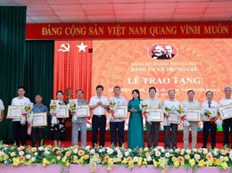 40 ĐẢNG VIÊN THUỘC ĐẢNG BỘ XÃ TRUNG GIÃ ĐƯỢC TRAO TẶNG HUY HIỆU ĐẢNG ĐỢT 19/5