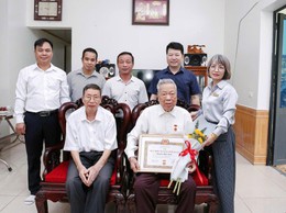 ĐẢNG ỦY XÃ TRUNG GIÃ TRAO TẶNG HUY HIỆU 65 NĂM TUỔI ĐẢNG CHO ĐỒNG CHÍ NGUYỄN HỮU BÁCH- ĐẢNG VIÊN CHI BỘ 9