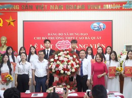 TRƯỜNG THPT CAO BÁ QUÁT - QUỐC OAI TỔ CHỨC LỄ KẾT NẠP ĐẢNG VIÊN CHO 11 HỌC SINH ƯU TÚ