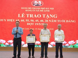 Xã Mê Linh tổ chức Lễ trao tặng Huy hiệu Đảng đợt 19-5