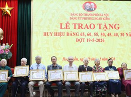 Trưởng ban Tổ chức Thành ủy Vũ Đăng Định trao Huy hiệu Đảng tại phường Hoàn Kiếm