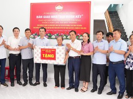 Ủy ban MTTQ xã Bát Tràng bàn giao nhà Đại đoàn kết cho gia đình bà Nguyễn Thị Ngọ, thôn 3 Kim Lan