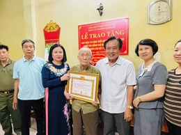 THƯỜNG TRỰC ĐẢNG ỦY PHƯỜNG TRAO TẶNG HUY HIỆU 75 NĂM TUỔI ĐẢNG CHO ĐẢNG VIÊN CHI BỘ 11 QUAN HOA