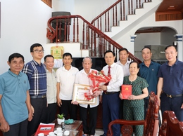 Phó bí thư Đảng ủy, Chủ tịch UBND xã Tam Hưng Bùi Đình Thái trao Huy hiệu đảng dịp kỷ niệm 136 năm ngày sinh Chủ tịch Hồ Chí Minh