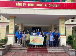 Vệ sinh môi trường nhân dịp xã Chuyên Mỹ đón nhận danh hiệu 