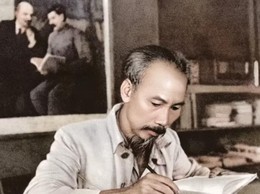 Ánh sáng Hồ Chí Minh soi đường cho chúng ta đi