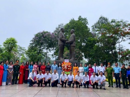 Phường Hai Bà Trưng tổ chức Lễ dâng hoa tại Tượng đài Bác Hồ - Bác Tôn nhân dịp kỷ niệm 136 năm Ngày sinh Chủ tịch Hồ Chí Minh (19/5/1890 – 19/5/2026)
