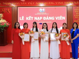 TRƯỜNG THPT DƯƠNG XÁ KẾT NẠP 5 ĐẢNG VIÊN MỚI
