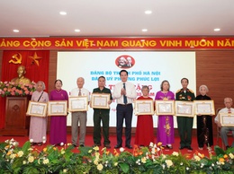 Đảng bộ phường Phúc Lợi trao tặng Huy hiệu Đảng đợt 19/5