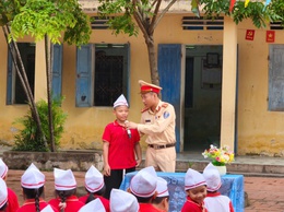 Công an xã Chuyên Mỹ phối hợp tuyên truyền Luật giao thông đường bộ tại trường học