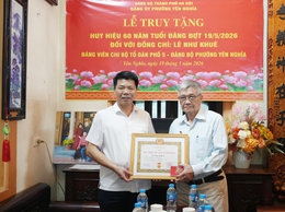 Đảng ủy phường Yên Nghĩa tổ chức Lễ truy tặng Huy hiệu 60 năm tuổi Đảng tại nhà cho đảng viên