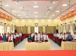 Đảng bộ xã Hòa Lạc trang trọng trao tặng Huy hiệu Đảng đợt 19/5/2026