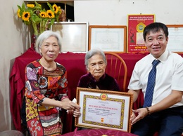 PHƯỜNG SƠN TÂY TRAO HUY HIỆU 80 NĂM TUỔI ĐẢNG ĐỢT 19/5/2026 TẠI NHÀ RIÊNG CHO ĐẢNG VIÊN LÃO THÀNH