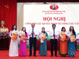 ĐẢNG BỘ XÃ KIM ANH TỔ CHỨC CÔNG BỐ CÁC QUYẾT ĐỊNH VỀ CÔNG TÁC CÁN BỘ