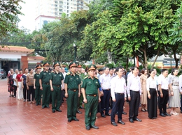 Đảng ủy - HĐND - UBND - UB.MTTQ phường Kiến Hưng dâng hương tưởng niệm Chủ tịch Hồ Chí Minh nhân kỷ niệm 136 năm Ngày sinh của Người