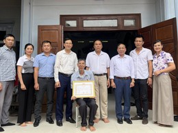 ĐẢNG ỦY XÃ BA VÌ TRAO TẶNG HUY HIỆU ĐẢNG ĐỢT 19/05/2026 TẠI NHÀ CHO CÁC ĐẢNG VIÊN LÃO THÀNH