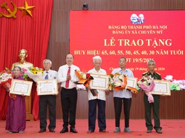 Xã Chuyên Mỹ trang trọng trao Huy hiệu Đảng đợt 19/5/2026 cho 31 Đảng viên