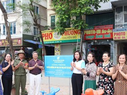 Phường Phú Diễn gắn biển công trình “Tuyến đường hoa do phụ nữ tự quản”