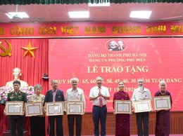 Phú Diễn trao tặng Huy hiệu Đảng cho 95 đảng viên đợt 19-5