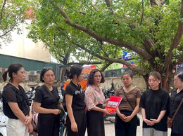 Hội Liên hiệp phụ nữ phường Phú Diễn chia sẻ, hỗ trợ gia đình bé gái bị bạo hành