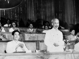 Ánh sáng Hồ Chí Minh soi đường cho chúng ta đi