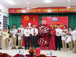 Chi bộ Trường THPT Nguyễn Văn Cừ kết nạp 07 học sinh ưu tú vào Đảng