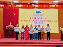 Xã Nội Bài trang trọng trao Huy hiệu Đảng cho 43 đảng viên lão thành đợt 19-5