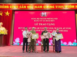 Đảng ủy xã Hoài Đức trao tặng huy hiệu Đảng cho 40 đảng viên đợt 19/5/2026