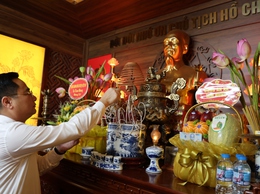 Đảng bộ, chính quyền và Nhân dân xã Tam Hưng thành kính dâng hương tưởng niệm Chủ tịch Hồ Chí Minh nhân kỷ niệm 136 năm Ngày sinh của Bác