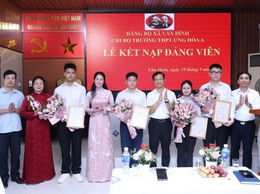 4 học sinh Trường THPT Ứng Hòa A vinh dự được kết nạp Đảng