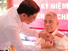 Đảng ủy xã Suối Hai trao tặng Huy hiệu Đảng tại gia đình cho Đảng viên cao tuổi
