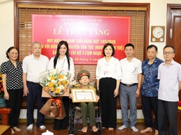 Thường trực Đảng uỷ phường Bồ Đề trao tặng huy hiệu 70 năm tuổi đảng đợt 19/5/2026 tại nhà riêng đảng viên.
