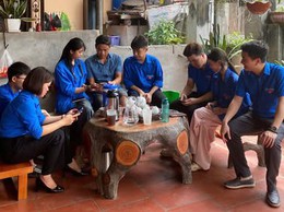 Tuổi trẻ xã Ô Diên ra quân hỗ trợ người dân tích hợp tài khoản hưởng an sinh xã hội trên ứng dụng VNEID