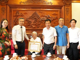 Đồng chí Phó Bí thư Thường trực Đảng ủy xã trao Huy hiệu Đảng đợt 19/5/2026 tại nhà các đảng viên lão thành 