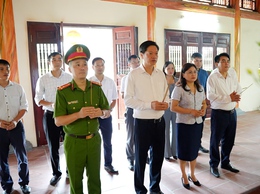 Lãnh đạo xã Dâng hương tại nhà lưu niệm Bác Hồ