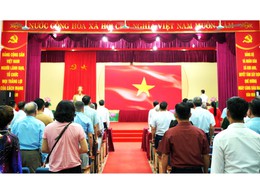 ĐẢNG BỘ XÃ KIM ANH TỔ CHỨC LỄ TRAO HUY HIỆU ĐẢNG